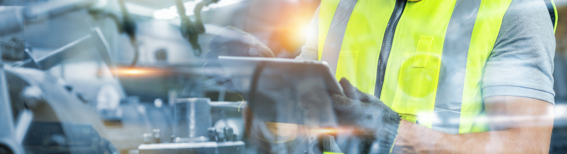 Mitarbeiter in der Lagerhalle nutzt Tablet für mobile Lagerlogistik und digitale Bestandsverwaltung.