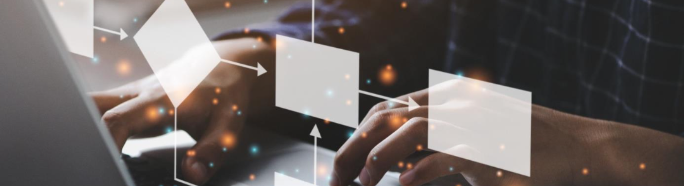 Hände arbeiten am Laptop mit visualisierten Prozessabläufen und digitalen Workflows im Hintergrund.